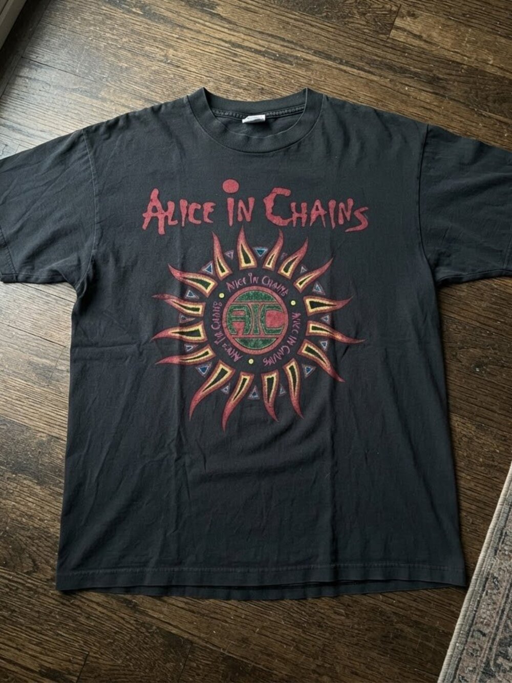 Alice In Chains 90s Vintage Sun Logo Grunge Rock Band T-Shirt